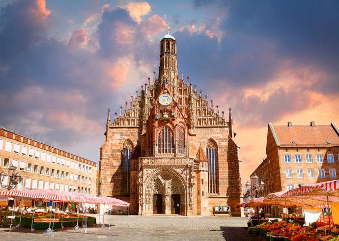 Nel cuore del centro storico di Norimberga: l'Hauptmarkt, con la sua Frauenkirche