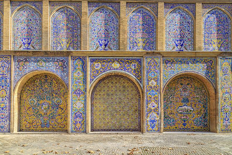 Mosaici e archi nel palazzo Golestan a Teheran