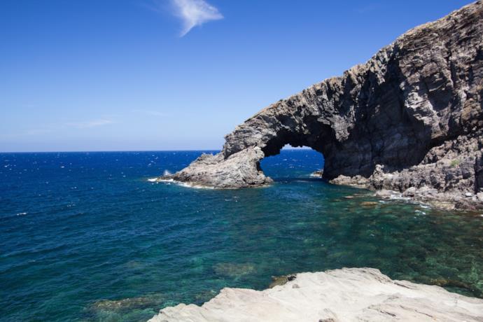 II mare di Pantelleria e una roccia che forma un'arco sul mare.