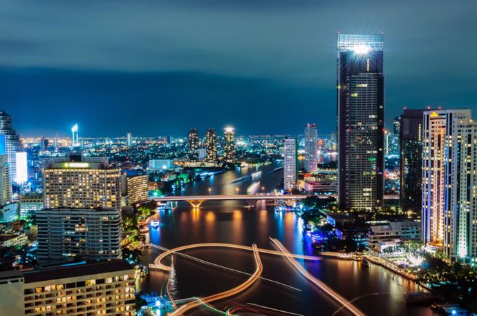 Grattacieli di Bangkok di notte in Thailandia
