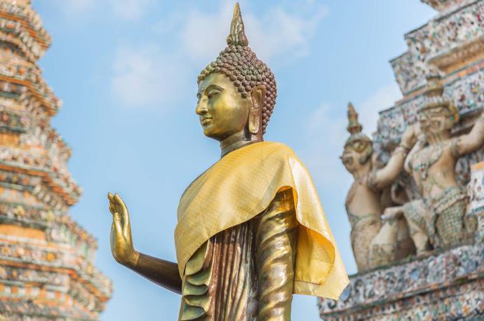 Statua buddista al tempio di Wat Arun di Bangkok.