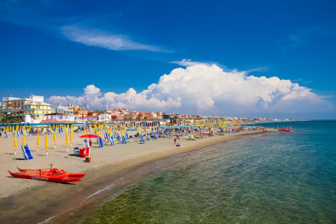 Spiaggia con ombrelloni e lettini a Ostia.