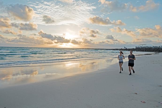 Runners sulla spiaggia di Miami