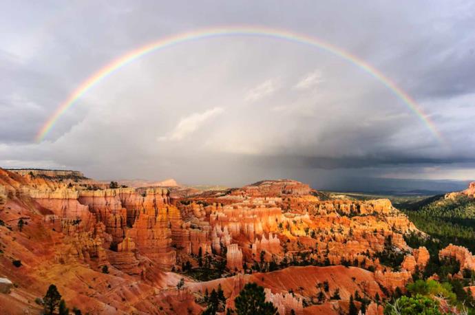 Un arcobaleno sulle montagne del Parco Nazionale Bryce, Usa