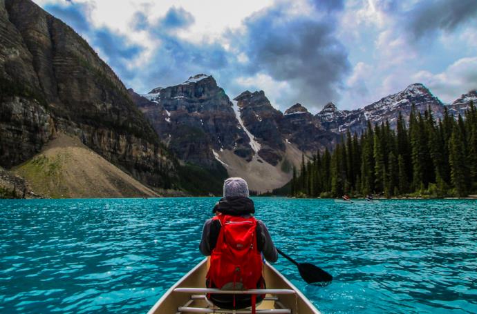 Ragazza di spalle in canoa su un lago in Canada