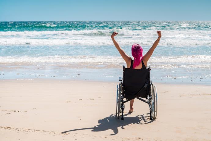 Andare in spiaggia in carrozzina: ecco le spiagge per disabili