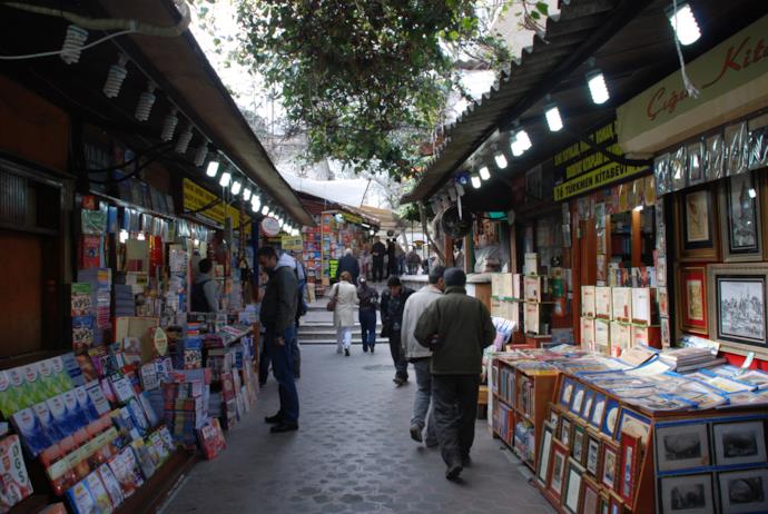 Uno dei tanti marcati di Istanbul: il Bazar del Libro