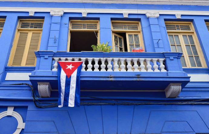 Bandiera cubana su un balcone colorato a Santiago