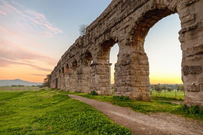 Aquedotto Romano circondato dalla natura.