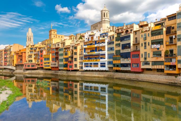 Le pittoresche case di Girona lungo il fiume