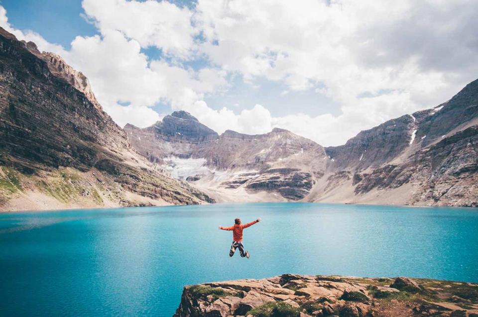 Turista felica al Lago Mc Arthur in Canada