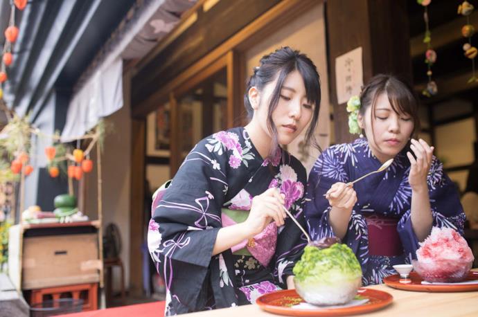 Donne in kimono all'Obon festival in Giappone