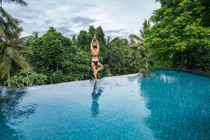 Donna che pratica yoga a Bali.