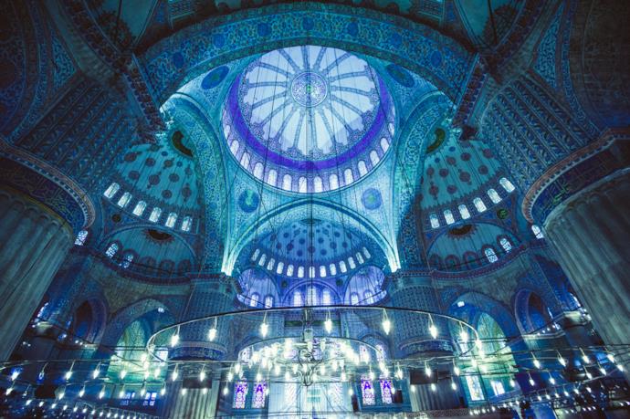 Le piastrelle blu dell'interno della Moschea Blu