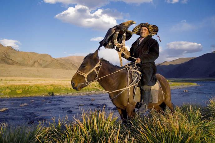 Un cacciatore nomade a cavallo, con aquila da caccia in Mongolia