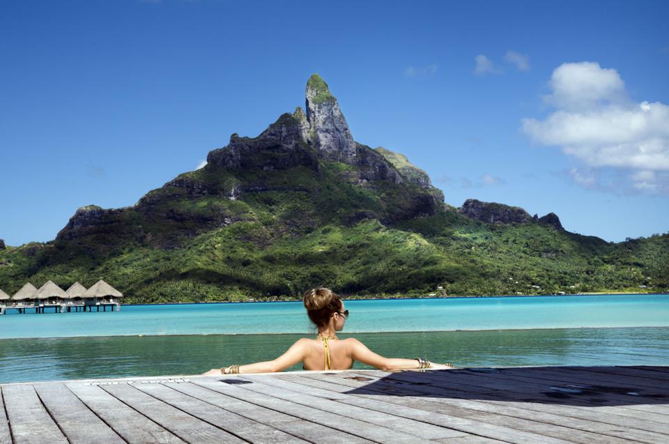 Donna in vacanza in resort a Bora Bora