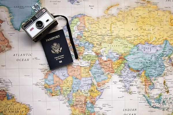 Un passaporto, una fotocamera e una mappa