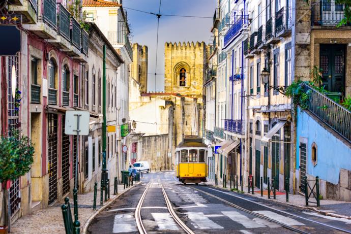 Caratteristico tram di Lisbona in centro città