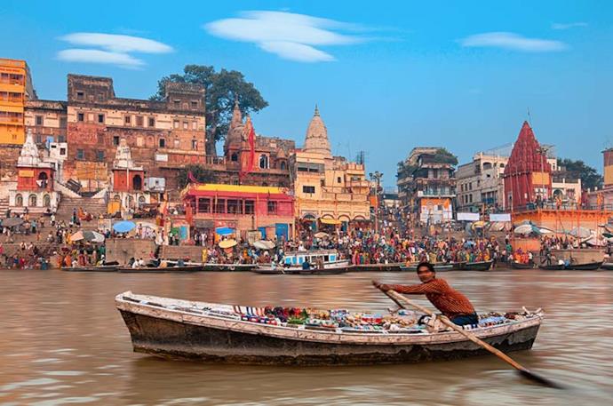 Uno dei sacri ghat a Varanasi, India