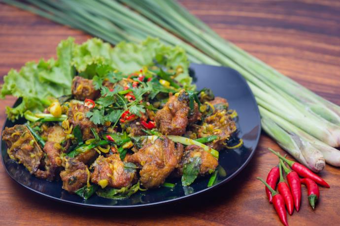 Piatto di pollo della cucina cambogiana