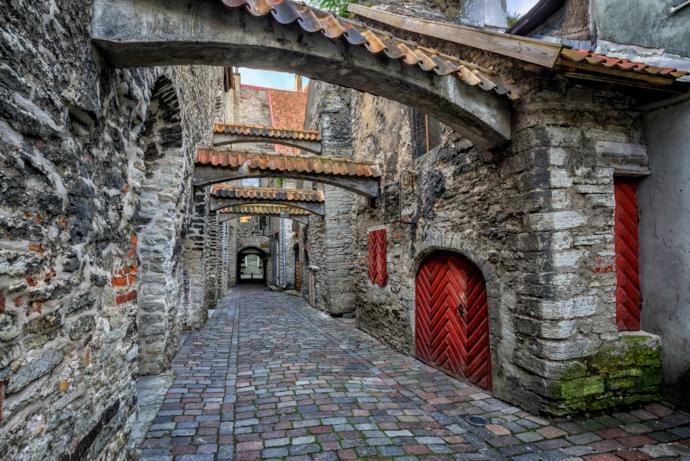 Scorcio di una strada medievale a Tallinn
