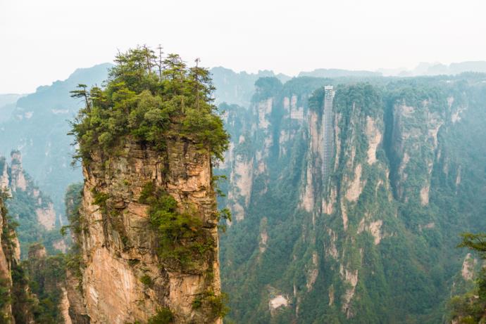 Montagne Tianzi che spiccano sul paesaggio