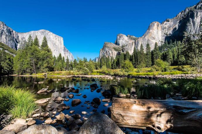 Paesaggio montuoso nel Parco nazionale Yosemite negli Stati Uniti