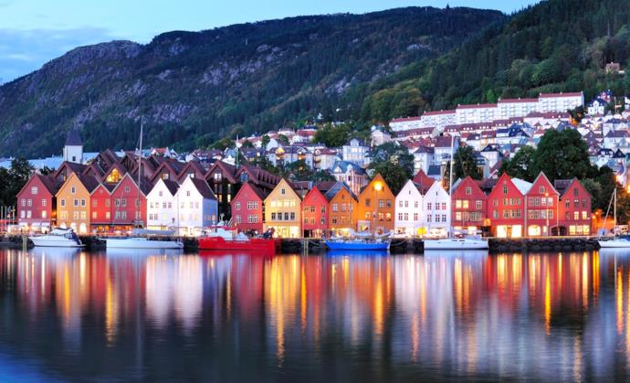 Vista sulle casette colorate sul mare della Norvegia sotto i fiordi