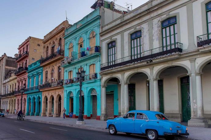 Case colorate sulla strada ad Havana, capitale di Cuba