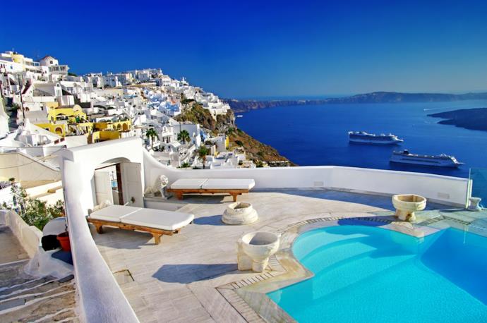 Grecia, resort con piscina sull'isola di Santorini