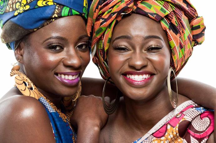 Donne africane in abiti tradizionali.