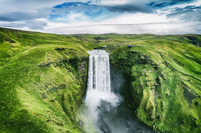 Paesaggio verdeggiante presso la cascata di Skogafoss, Islanda