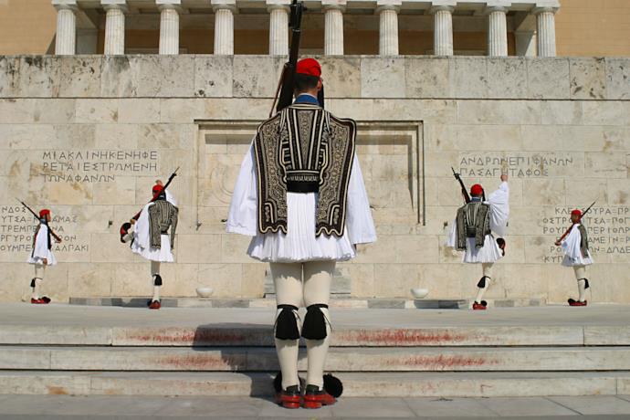 Gli Euzoni durante il cambio della guardia a Piazza Syntagma