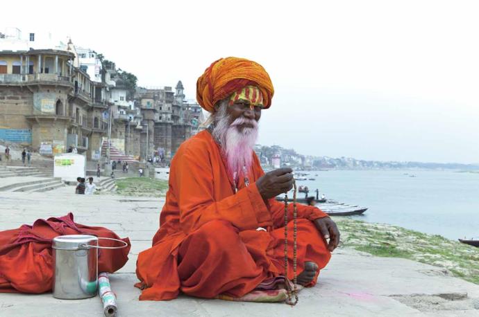 Un Sadhu sulle rive del Gange, India