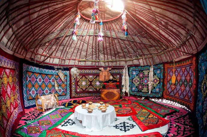 I magnifici interni di una yurta in Kirghizistan