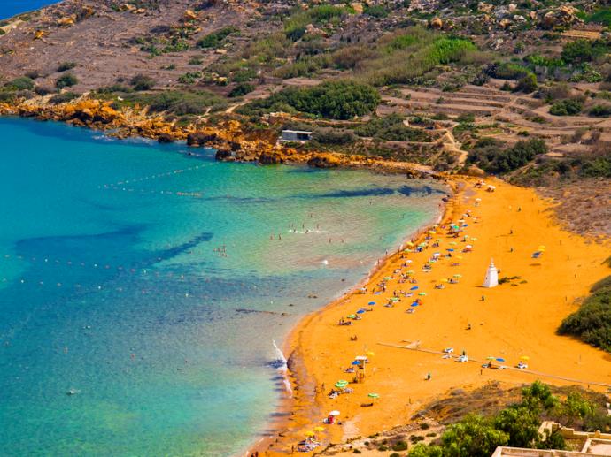 La spiaggia arancione maltese di Ramla, formata da sedimenti calcarei