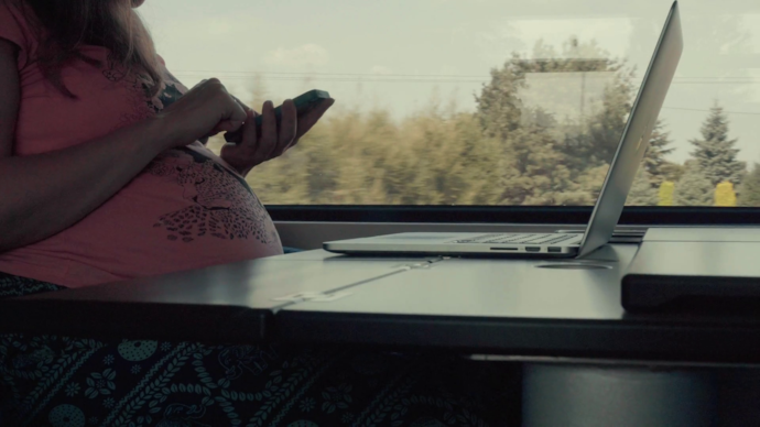 Donna incinta viaggia in treno