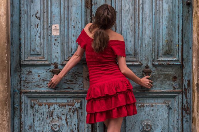 Donna in posa davanti a una porta a Cuba