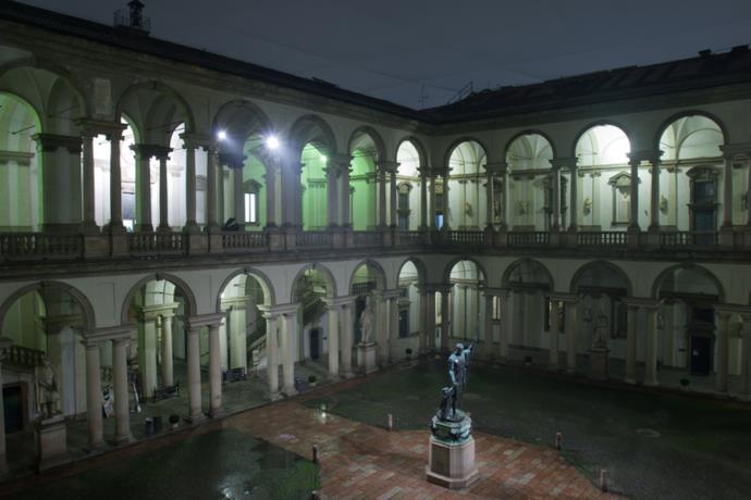 Il cortile interno della Pinacoteca di Brera di notte.