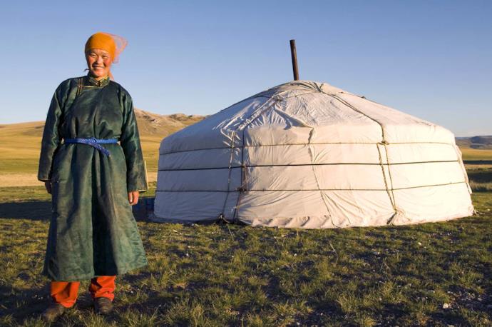 Donna accanto a una tenda tipica della Mongolia