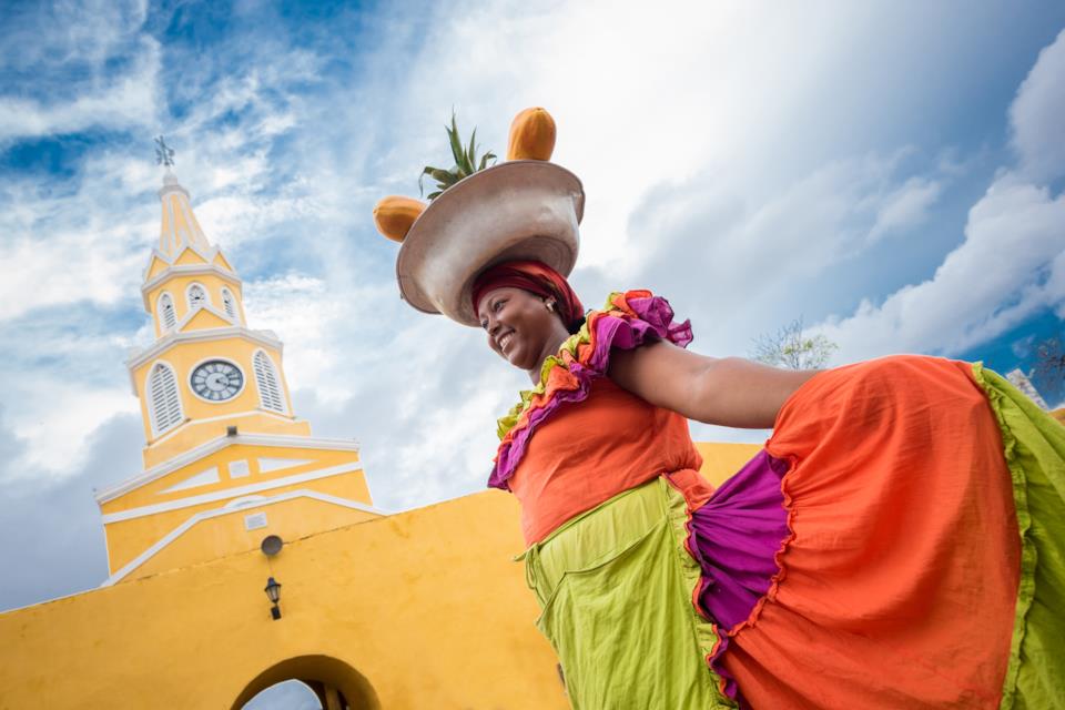 Donna a Cartagena, una delle città più colorate al mondo