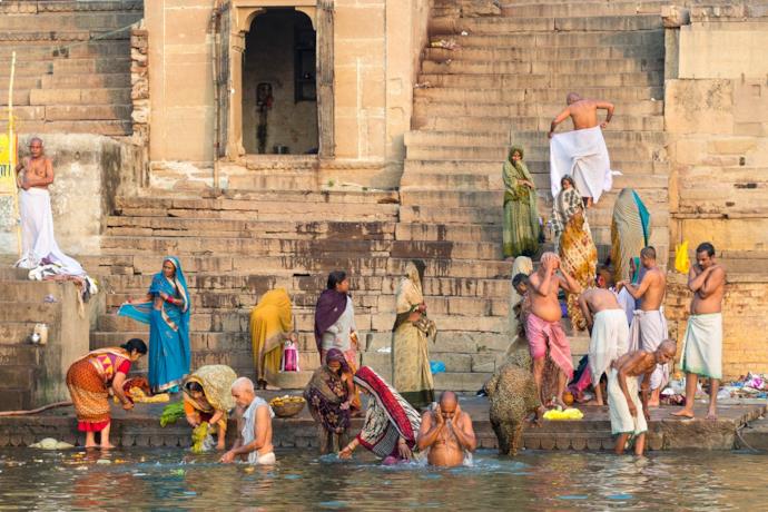 Guida Viaggio in India: pellegrini nel Gange a Varanasi