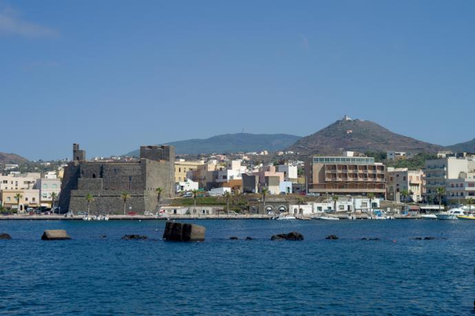 Il castello del porto di Pantelleria visto da mare