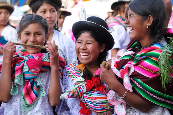 Sorridenti ragazze boliviane con abiti tipici