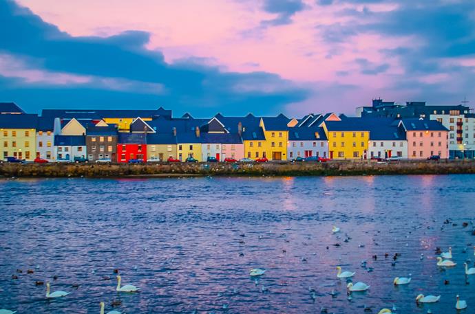 La baia di Galway, con le sue tipiche case colorate