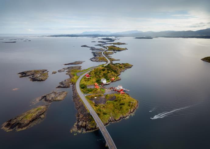 La strada sull'oceano che attraversa i piccoli paesi della Norvegia