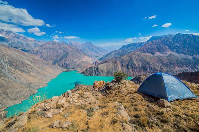 Una tenda che si affaccia sul lago di Iskanderkul in Tagikistan