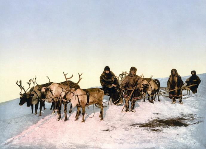 Un gruppo di eschimesi con delle slitte trainate da renne