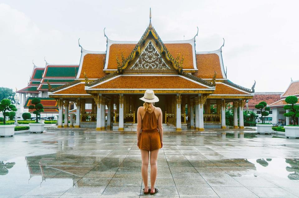Donna a Bangkok davanti ad un tempio
