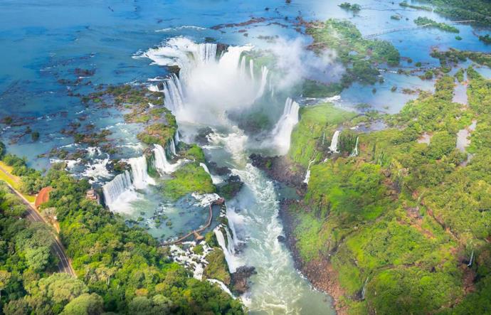Cascate dell'Iguassu in Brasile viste dall'alto